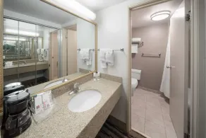 Endeavor Inn & Suites, Trademark Collection by Wyndham - Salle de bain