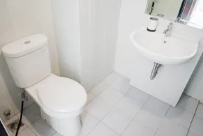 Comfort and Modern 1BR Casa De Parco Apartment - Bathroom