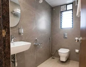 Hotel Pune Grand - Bathroom