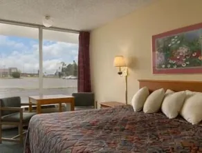 Days Inn by Wyndham Newport - Rom