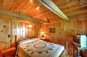 Bayfront Hancock Cottage w/ Beach Access & Views! - Interiør