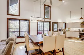 Steps to Lake Lanier: Wooded Escape w/ Boat Dock - Interiør