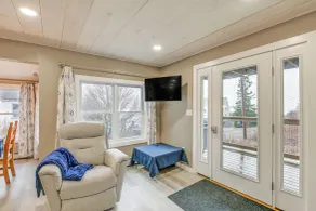 Cozy Maine Getaway: Covered Deck, Walk to Beach! - Innvendig