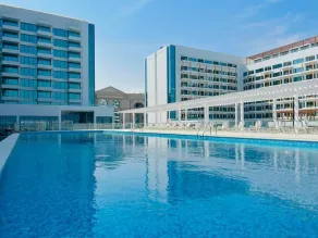 A&H Beit Jameel | Luxury Apartment in Lusail - Piscina