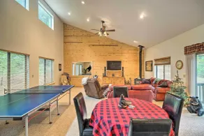 Game Room & Deck: Pet-friendly Camp Connell Cabin - Interiör