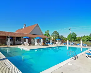 Days Inn & Suites by Wyndham Colonial - Piscine