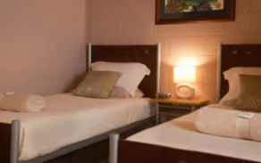Dougies Backpackers - Chambre