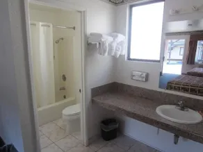 Monterey Fairgrounds Inn - Bathroom