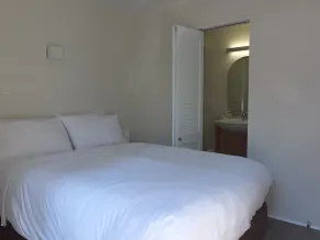 Le Chalet Waiheke Apartments - Chambre