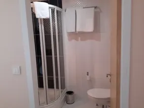 Tufad - Bathroom