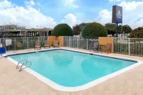 Days Inn & Suites by Wyndham Arlington Near Six Flags - Piscine
