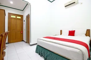 RedDoorz near XT Square Yogyakarta - Room