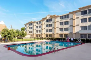 Ramada by Wyndham Birmingham Airport - Piscine