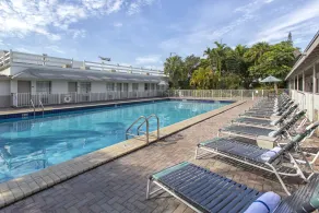 Days Inn by Wyndham Miami Airport North - Piscine