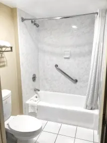 Quality Inn Riverside near UCR and Downtown - Salle de bain