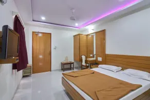 Hotel Sarita - Near Surat Railway Station - Room