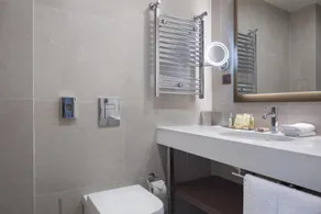 Doubletree By Hilton Plovdiv Center - Bathroom