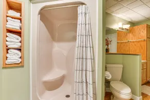 Peaceful Lawrenceville Cabin w/ Hot Tub on 6 Acres - Badrum