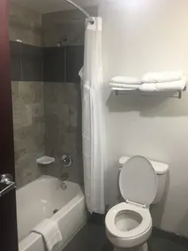 Days Inn by Wyndham Alva - Bathroom