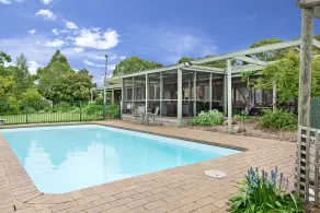 Gisborne Peak Guest House - Charming Retreat | Vineyard Stay Macedon Ranges - Pool