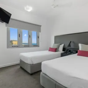 H on Mitchell Apartment Hotel - Room