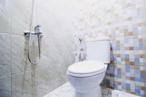 RedDoorz Plus @ Pogung Raya - Bathroom