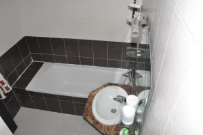 Val Fleuri Apartment with Balcony in Maarif Casablanca, City Views & Fast WiFi - Bathroom