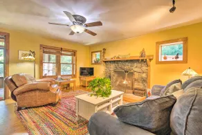 Rustic-yet-cozy Cabin w/ Patio, 12 Mi to Asheville - Innenbereich