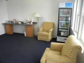 USA Inn and Suites Morgantown - Coin salon dans le hall