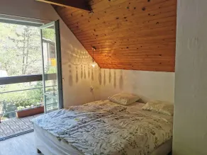 Sunny wooden house on creek, 30 minutes Prague - Quarto