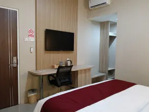 Sunflower Hotel Syariah near Juanda Airport - Room