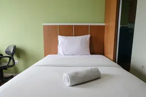 Best Deal Studio at Harvard Jatinangor Apartment By Travelio - Room