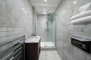 Uno Thames Hotel Maidenhead -Reopened Brand New Again -FREE PARKING - Bathroom