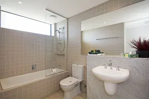 Space Holiday Apartments - Bathroom