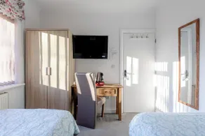 Apple House Wembley - Family room with shared bathroom - Room