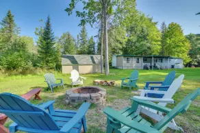 Houghton Lake Area Home w/ Fire Pit & Yard! - Interni