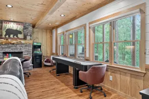 Luxury Mineral Bluff Cabin with Deck & Hot Tub! - Innvendig