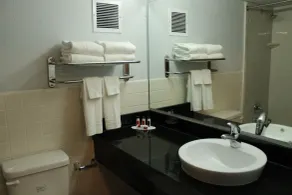 Travelodge by Wyndham Water's Edge Hotel - Racine - Salle de bain