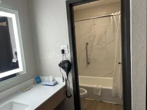 Days Inn by Wyndham Hinesville Near Fort Stewart - Salle de bain
