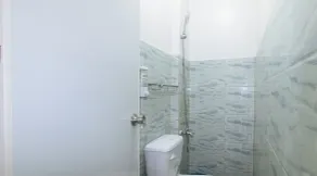 Nearest Hostel Pasay City by RedDoorz - Bathroom