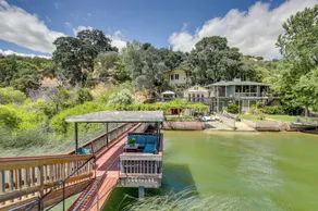 Clear Lake Getaway w/ Dock Access & Shared Yard! - Innenbereich