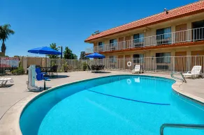 Vagabond Inn Bakersfield South - Piscina