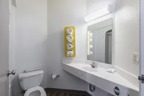 Motel 6 Junction City, KS - Bathroom