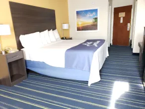 Days Inn by Wyndham Burlington East - Chambre