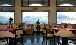 Paradise Isle Beach Resort - Restaurant
