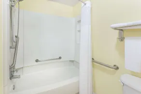 Super 8 By Wyndham Kingsland I-95/Naval Base Area - Bathroom