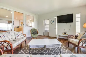 Lakeside Litchfield Home w/ Patio & Gas Grill! - Interiör