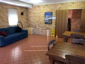 Hanbury Lodge - Lobby sitting area