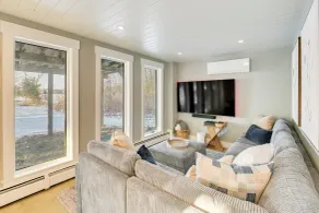 Hot Tub & Boat Dock: Waterfront Maine Retreat! - Interiør