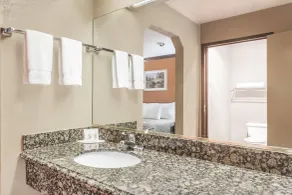 Days Inn by Wyndham Bishop - Salle de bain